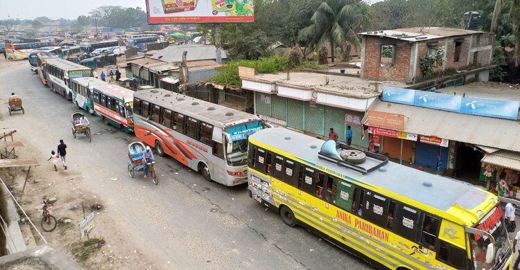 দৌলতদিয়ায় ঘাট পারের অপেক্ষায় শতাধিক যানবাহন