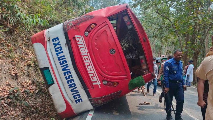 রাঙামাটিতে ৪০ যাত্রী নিয়ে উল্টে গেল পিকনিকের বাস