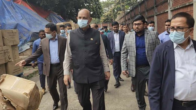 নিজ চোখেই কেন্দ্রীয় ঔষধাগারে অনিয়ম-অবহেলা দেখলেন স্বাস্থ্যমন্ত্রী
