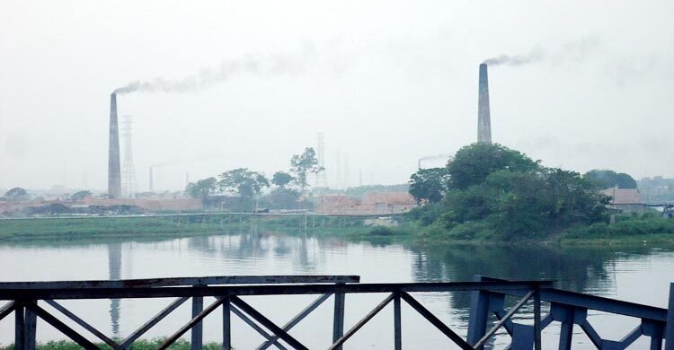 বায়ুদূষণের শীর্ষে আজ ঢাকা