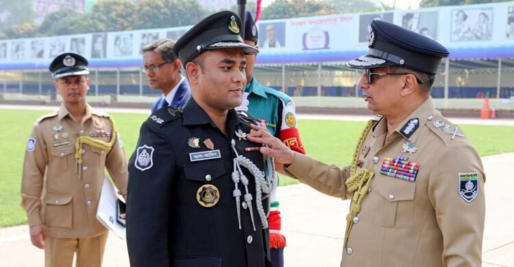এবার আইজিপি ব্যাজ পেলেন ৪৮৮ পুলিশ সদস্য