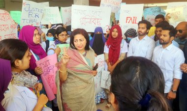  শিক্ষক রায়হানের শাস্তির দাবিতে শিক্ষার্থীদের বিক্ষোভ