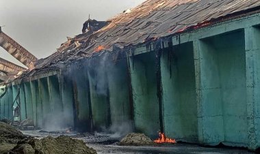  সুগার মিলে আগুন হেলে পড়েছে গোডাউনের এক পাশের দেয়াল, দুর্ঘটনার শঙ্কা