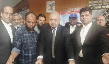 ক্রাচে ভর দিয়ে ভোট দিয়ে গেলেন ড. কামাল হোসেন