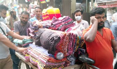 ঈদ ঘিরে ইসলামপুরে পাইকারদের ভিড়, বেড়েছে কাপড়ের দাম