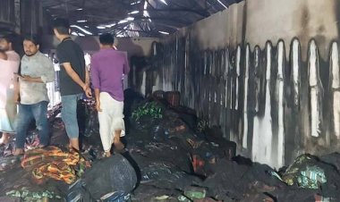 বৃহৎ কাপড়ের হাট নরসিংদীর শেখেরচর বাবুরহাটে ভয়াবহ অগ্নিকাণ্ড