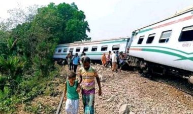 বিজয় এক্সপ্রেস লাইনচ্যুত, ‘গরমে রেললাইন বেঁকে’ দুর্ঘটনা বলছে কর্তৃপক্ষ