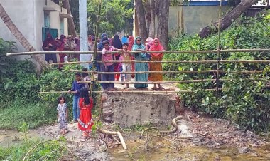 চলার রাস্তা কেটে বাঁশের বেড়া, ভোগান্তিতে ৫০ পরিবার