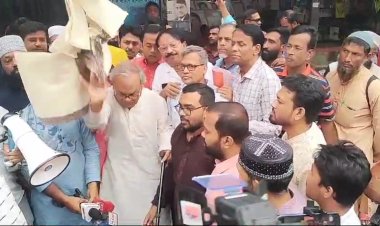 ভারতীয় পণ্য বর্জনে সংহতি প্রকাশ করে নিজের গায়ের চাদর ছুঁড়ে ফেলে দিলেন রিজভী