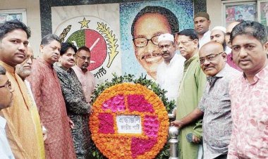 এরশাদের  ৯৫তম জন্মদিনে প্রতিকৃতিতে রওশন-কাদেরপন্থিদের শ্রদ্ধা