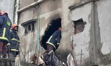  পোড়া ভবন থেকে এখনো বেরোচ্ছে ধোঁয়া