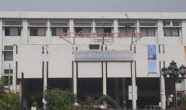 খুমেক হাসপাতালে ইন্টার্ন চিকিৎসকদের কর্মবিরতিতে দুর্ভোগে রোগীরা