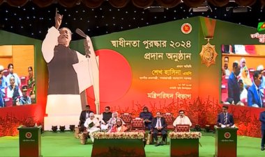 ১০ বিশিষ্টজনকে স্বাধীনতা পুরস্কার তুলে দিলেন প্রধানমন্ত্রী