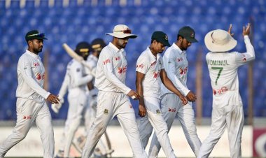 তিন জনে মিলে অবিশ্বাস্য ক্যাচ মিস 