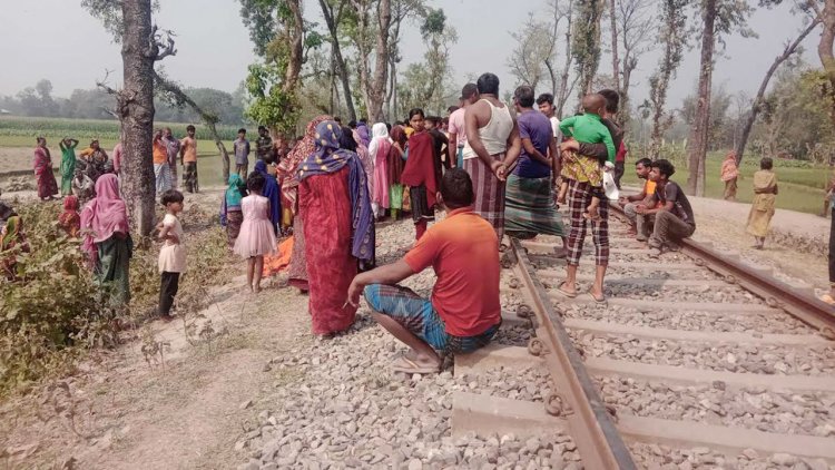 মিতালী এক্সপ্রেসের ইঞ্জিনের ধাক্কায় প্রাণ গেল দুইজনের