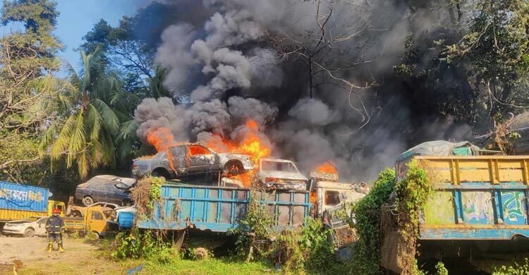 শাহবাগ থানার গাড়ির গ্যারেজে আগুন