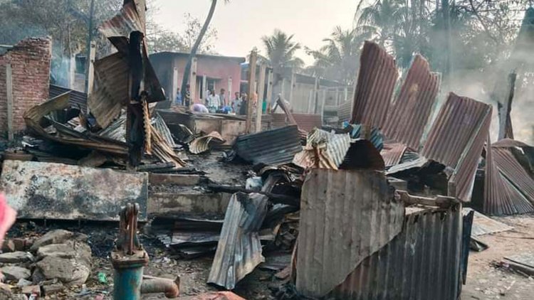কর্ণফুলীতে পুড়ে ছাই ১৮ পরিবারের বসতঘর