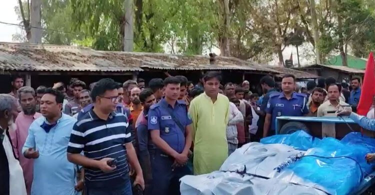 সড়কে উঠতেই অটোভ্যানে ট্রাকের ধাক্কা, নিহত ৩