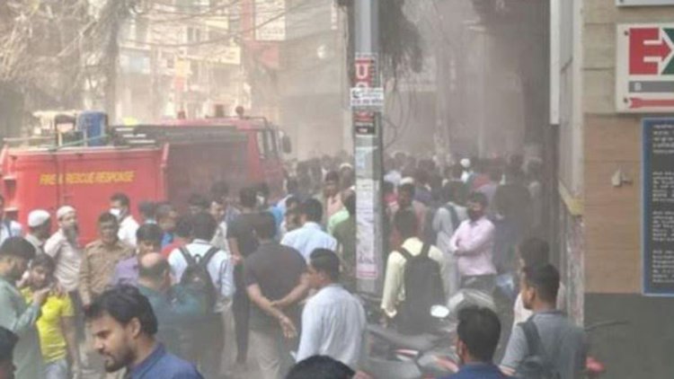 নারায়ণগঞ্জে বাণিজ্যিক ভবনে আগুন