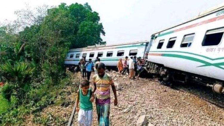 বিজয় এক্সপ্রেস লাইনচ্যুত, ‘গরমে রেললাইন বেঁকে’ দুর্ঘটনা বলছে কর্তৃপক্ষ