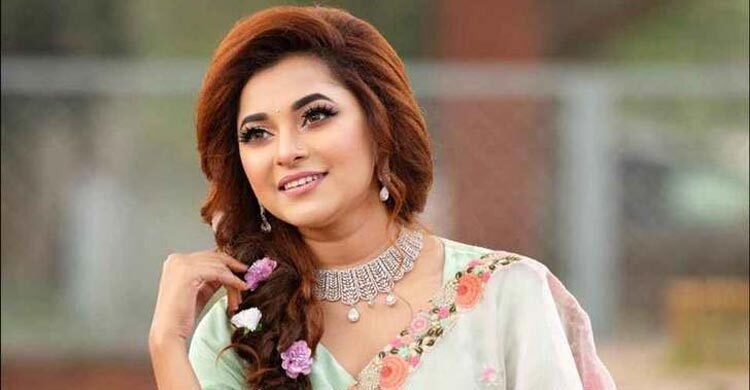 কন্যা সন্তানের মা হলেন গায়িকা লিজা