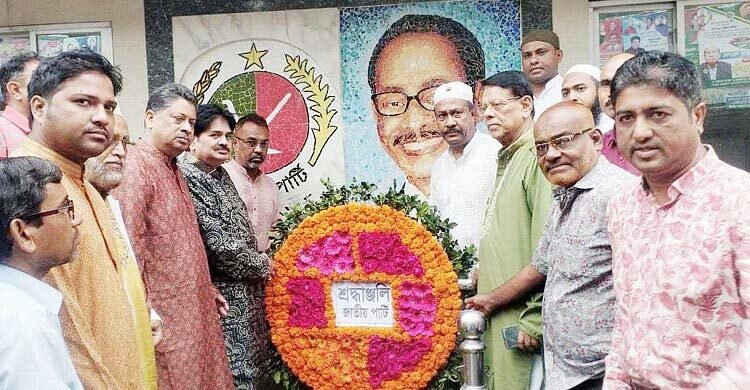 এরশাদের ৯৫তম জন্মদিনে প্রতিকৃতিতে রওশন-কাদেরপন্থিদের শ্রদ্ধা