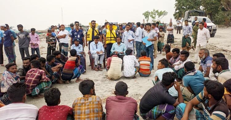 মেঘনায় নেমে জরিমানা গুনলেন ৩০ জেলে