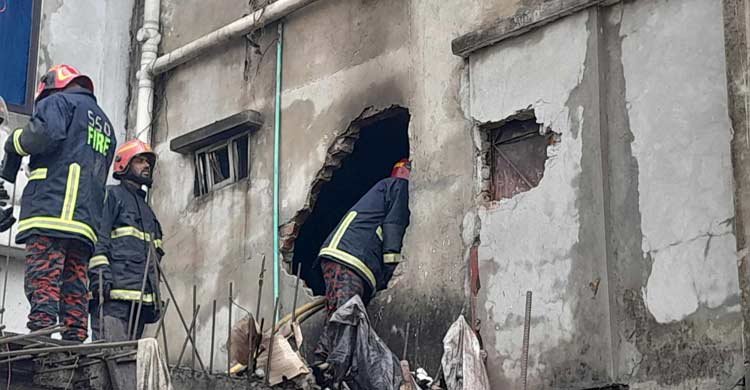 পোড়া ভবন থেকে এখনো বেরোচ্ছে ধোঁয়া