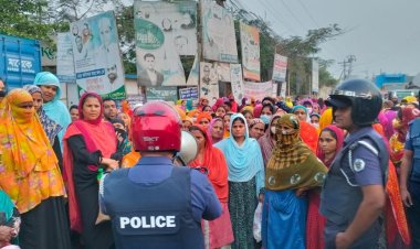 গাজীপুরে বকেয়া বেতনের দাবিতে শ্রমিকদের বিক্ষোভ