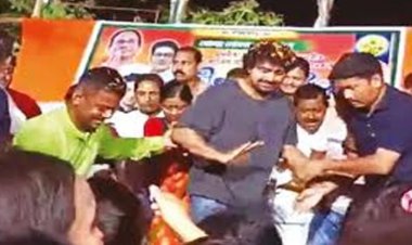 মঞ্চ ভেঙে পড়ে গেলেন দেব