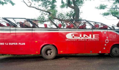  গাছে ধাক্কা লেগে উড়ে গেলো বাসের ছাদ, যাত্রী নিহত