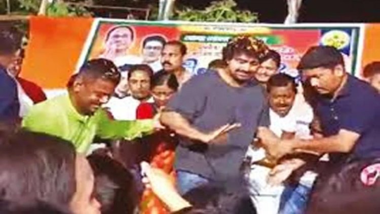 মঞ্চ ভেঙে পড়ে গেলেন দেব