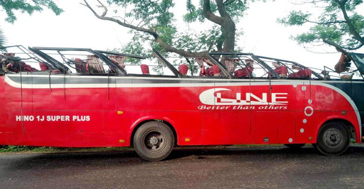 গাছে ধাক্কা লেগে উড়ে গেলো বাসের ছাদ, যাত্রী নিহত