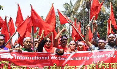 শ্রমিকদের দাবি আদায়ের স্লোগানে সরব প্রেস ক্লাব চত্বর