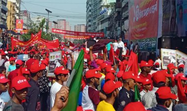 তীব্র গরম উপেক্ষা করে নয়াপল্টনে চলছে শ্রমিক সমাবেশ
