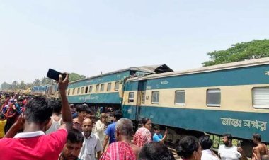 মালবাহী ট্রেনে যাত্রীবাহী ট্রেনের ধাক্কা, ৫ বগি লাইনচ্যুত, আহত  অর্ধশতাধিক