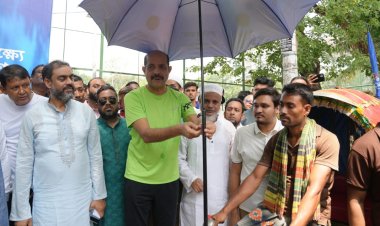 উত্তরায় রিকশাচালকদের ছাতা দিলেন মেয়র আতিক