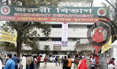  রাজধানীতে বাস-পিকআপ মুখোমুখি সংঘর্ষে চালকসহ নিহত ২