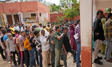    ভারতে লোকসভা নির্বাচন তৃতীয় দফার ভোটে পশ্চিমবঙ্গে অশান্তি, বোমা, মারধর