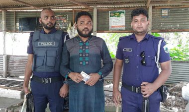 ৯৪ হাজার টাকাসহ ভোটকেন্দ্র থেকে ইউপি চেয়ারম্যান আটক 