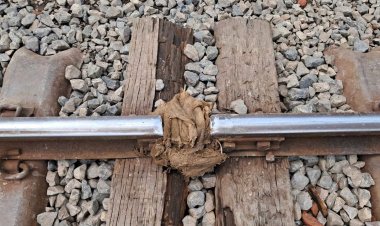 নাটোরে ভেঙে গেছে রেললাইন, বস্তা গুঁজে ধীর গতিতে চলছে ট্রেন