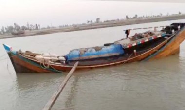 ঝড়ের কবলে পড়ে সাগরে ডুবে গেছে লবণ বোঝাই ১০ ট্রলার 