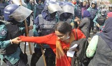 চাকরির বয়স ৩৫ করার দাবিতে অবরোধ, পুলিশের লাঠিচার্জ