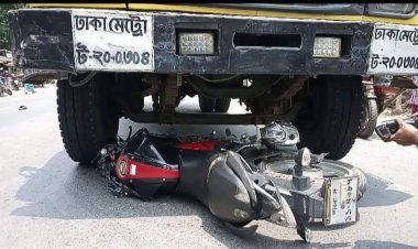 চলন্ত মোটরসাইকেলে ফোনে কথা বলতে গিয়ে প্রাণ গেল কলেজছাত্রের