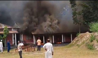 আদিতমারীতে ক্লাস চলাকালীন স্কুলে আগুন