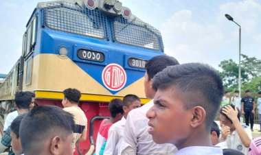 চট্টলা এক্সপ্রেস টেনে কাটা পড়ল স্কুলছাত্রী, রেললাইনে অবরোধ