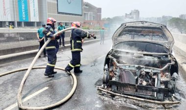 বিমানবন্দরের সামনে ফ্লাইওভারে প্রাইভেটকারে আগুন