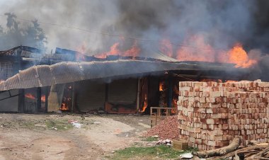 লালমনিরহাটে আগুনে পুড়ল ২৫টি দোকান