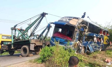 চৌদ্দগ্রামে নিয়ন্ত্রণ হারিয়ে বাস খাদে, নিহত ৫