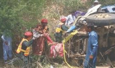 পাকিস্তানে ব্রেকফেল করে ট্রাক খাদে, একই পরিবারের ১৪ জন নিহত